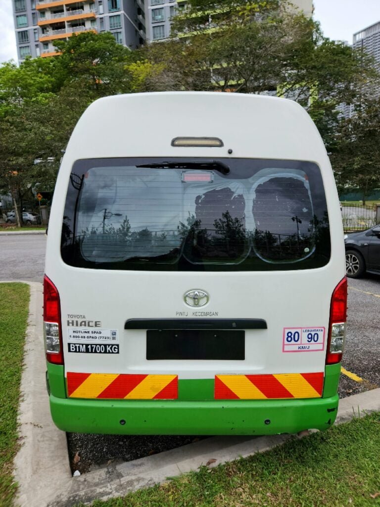10 Seater Van 04